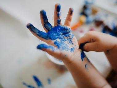 Barnehånd med maling